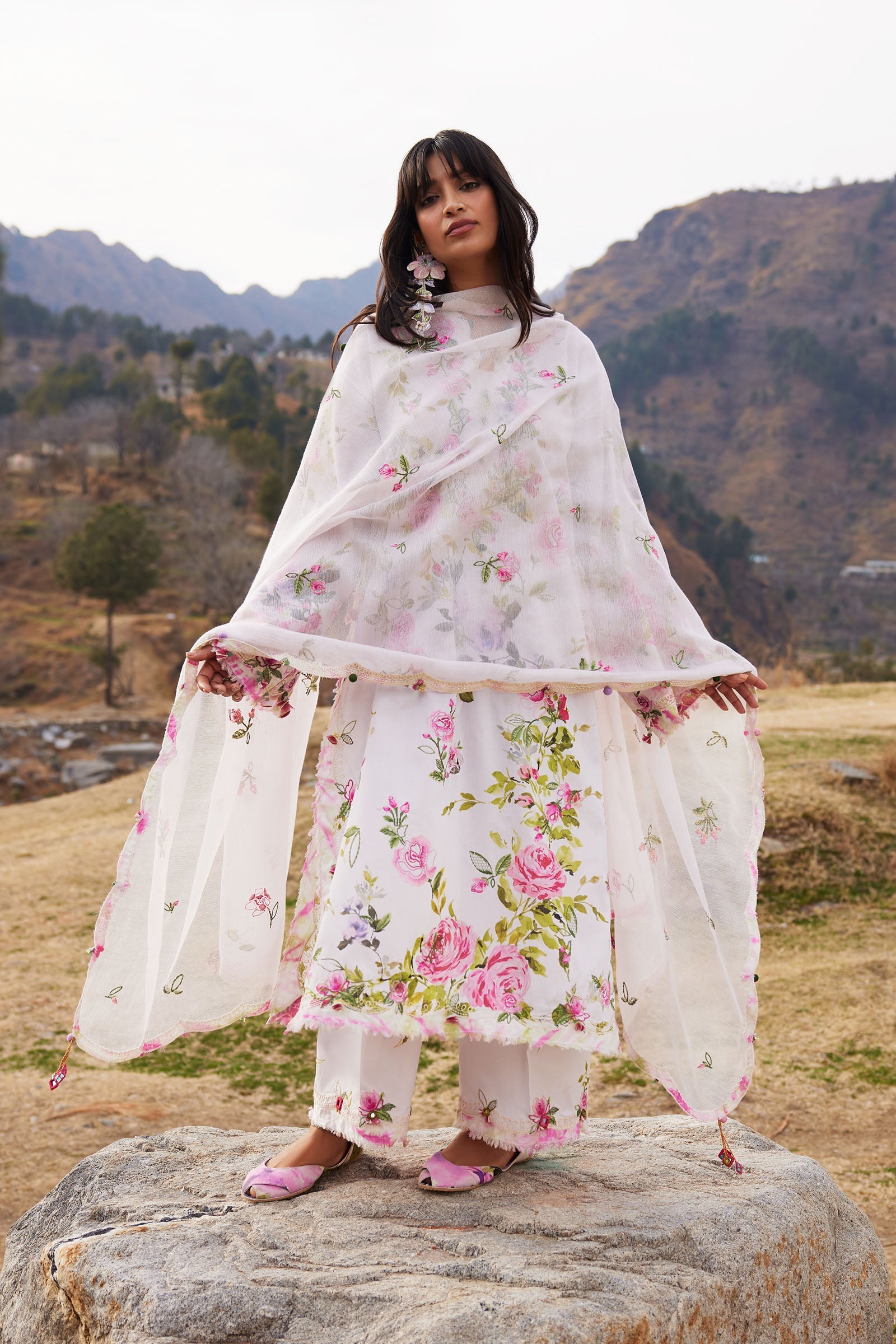 LAWN - ZAHA - MEILI - FĚN YÌ 粉意 (ZL26-11 A)