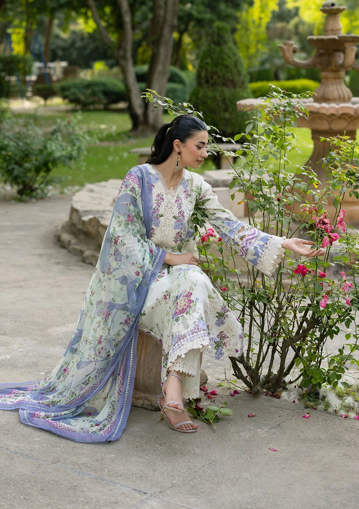 Lawn - Elaf Premium - Signature Embroidered 26 - Vol II - ESG-3B KATIE