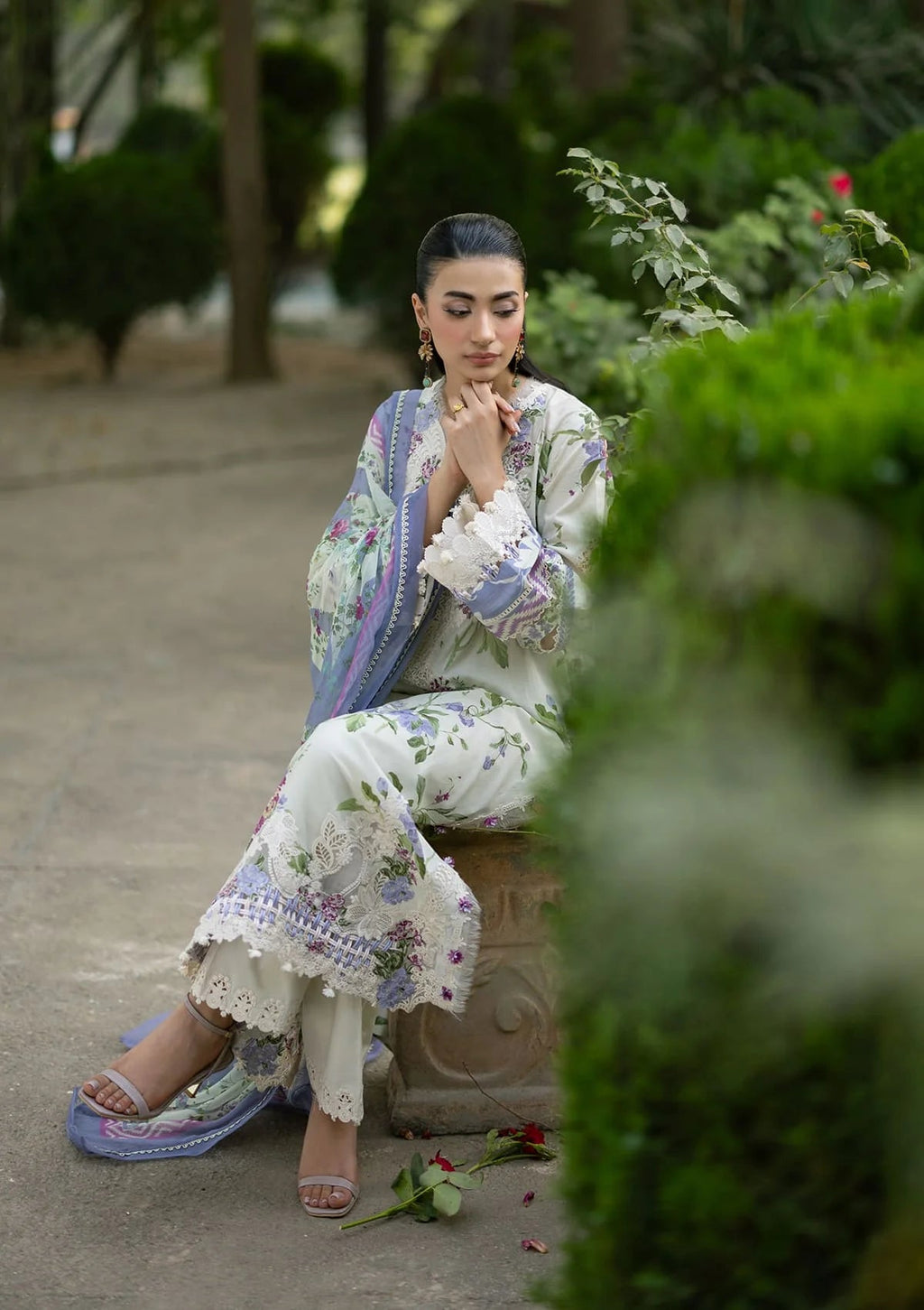 Lawn - Elaf Premium - Signature Embroidered 26 - Vol II - ESG-3B KATIE