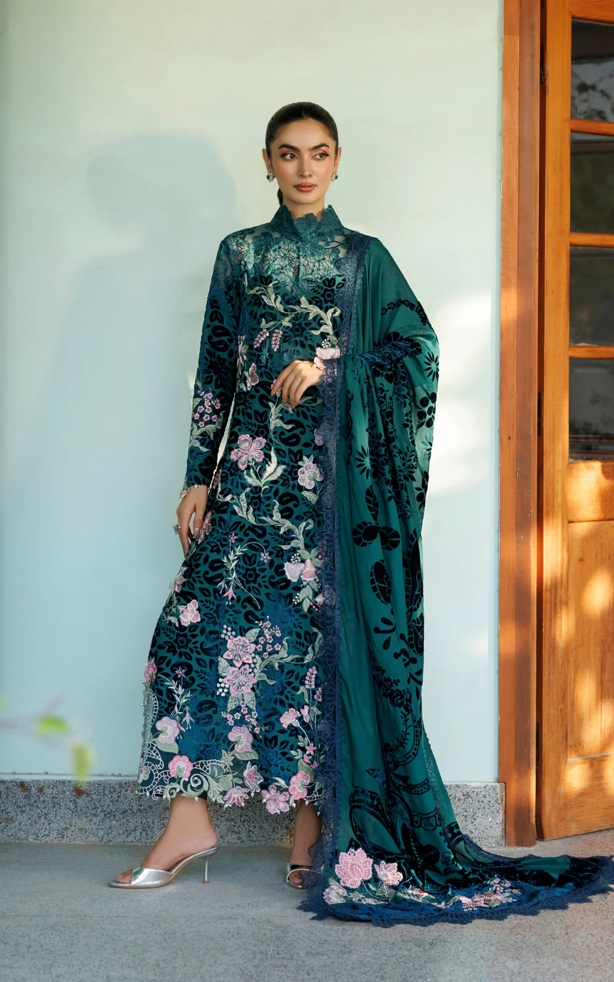 VELVET - ASIFA NABEEL - PLUSH - BELLE